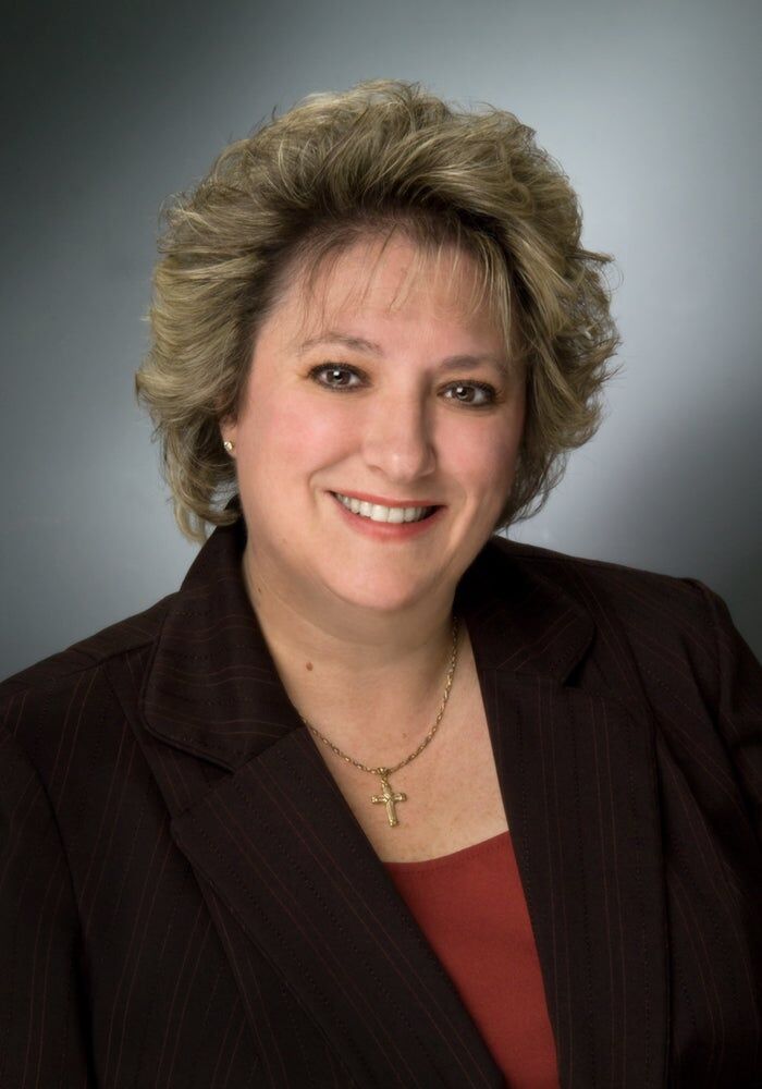 Linda Gaunaurd, Associate Real Estate Broker in Big Pine Key, Circle
