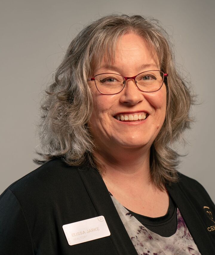 Elissa Jarke,  in DeKalb, Circle