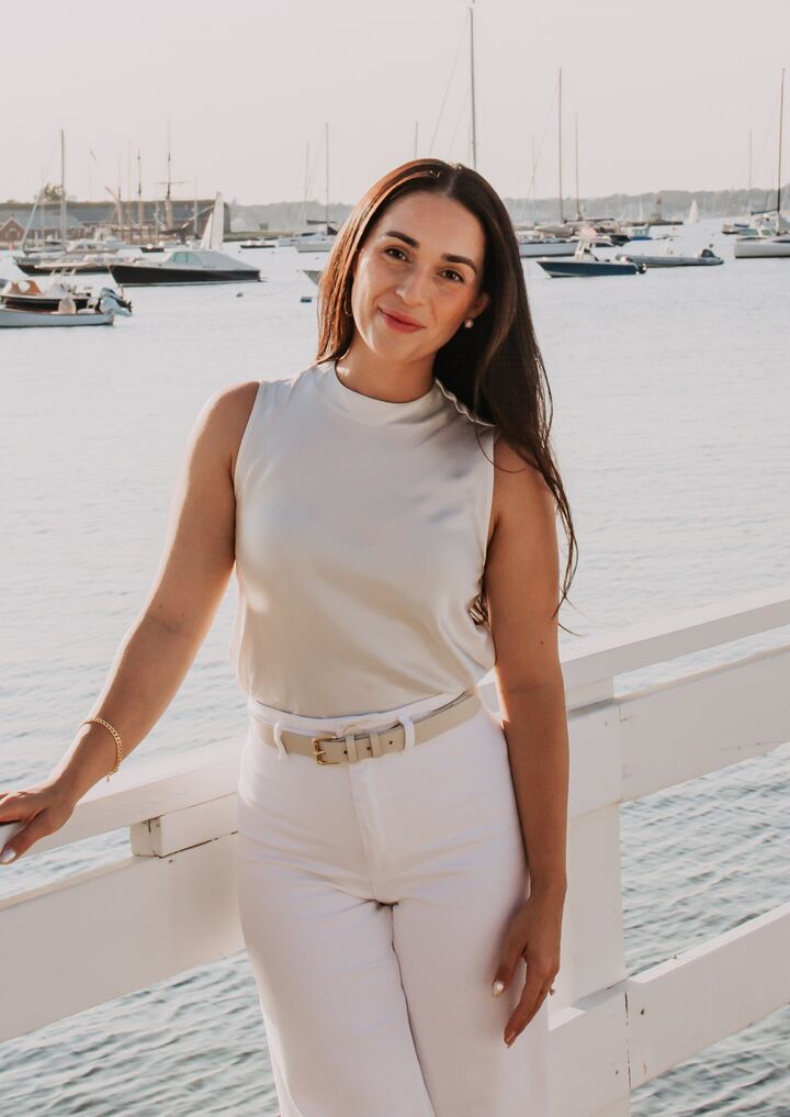 Marlen Oliva,  in Tiverton, Gustave White