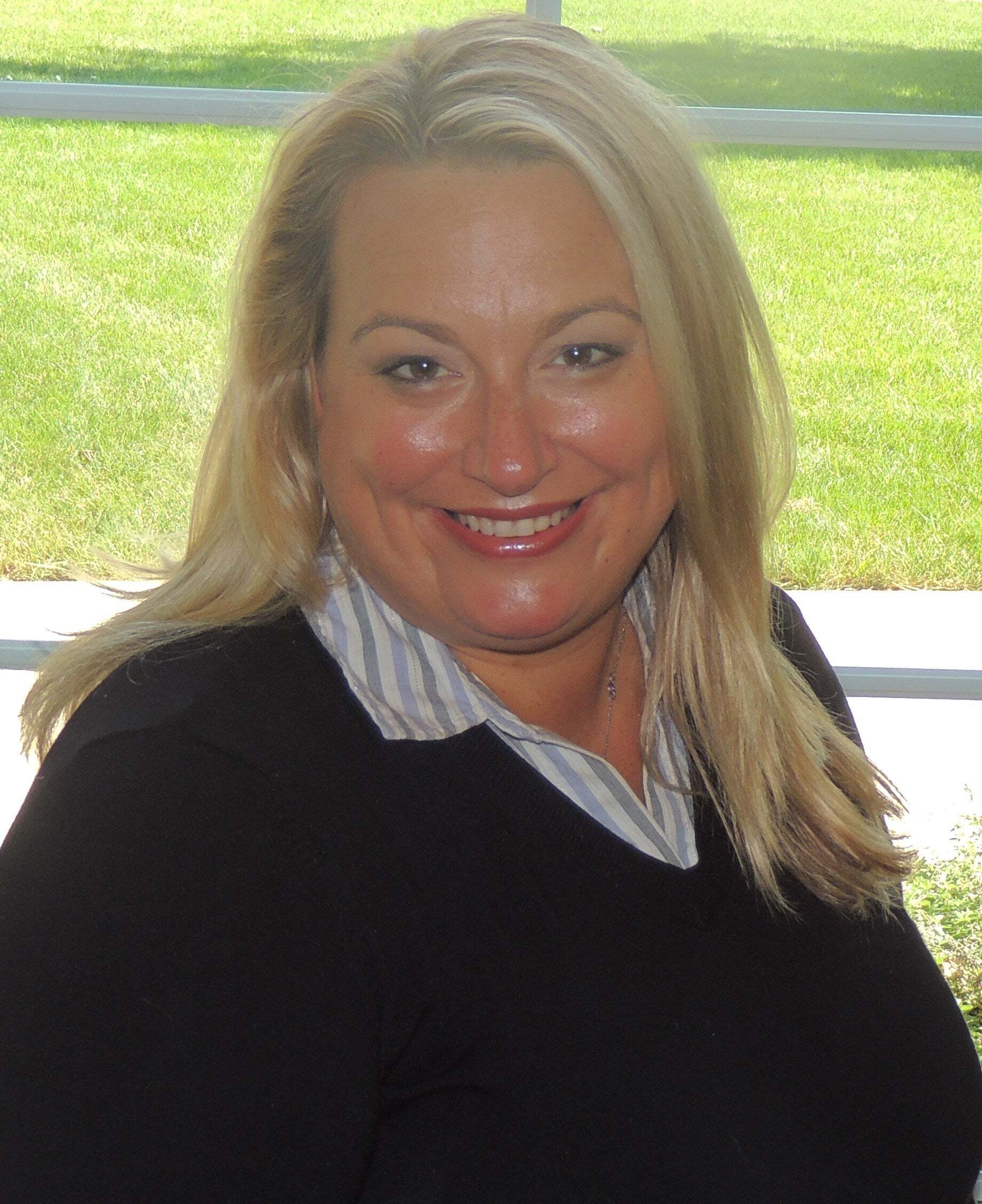 Amy Hesselmann, Associate Real Estate Broker in Orland Park, Circle