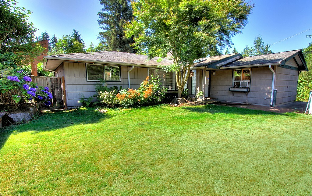 Property Photo:  1631 N 200th St  WA 98133 