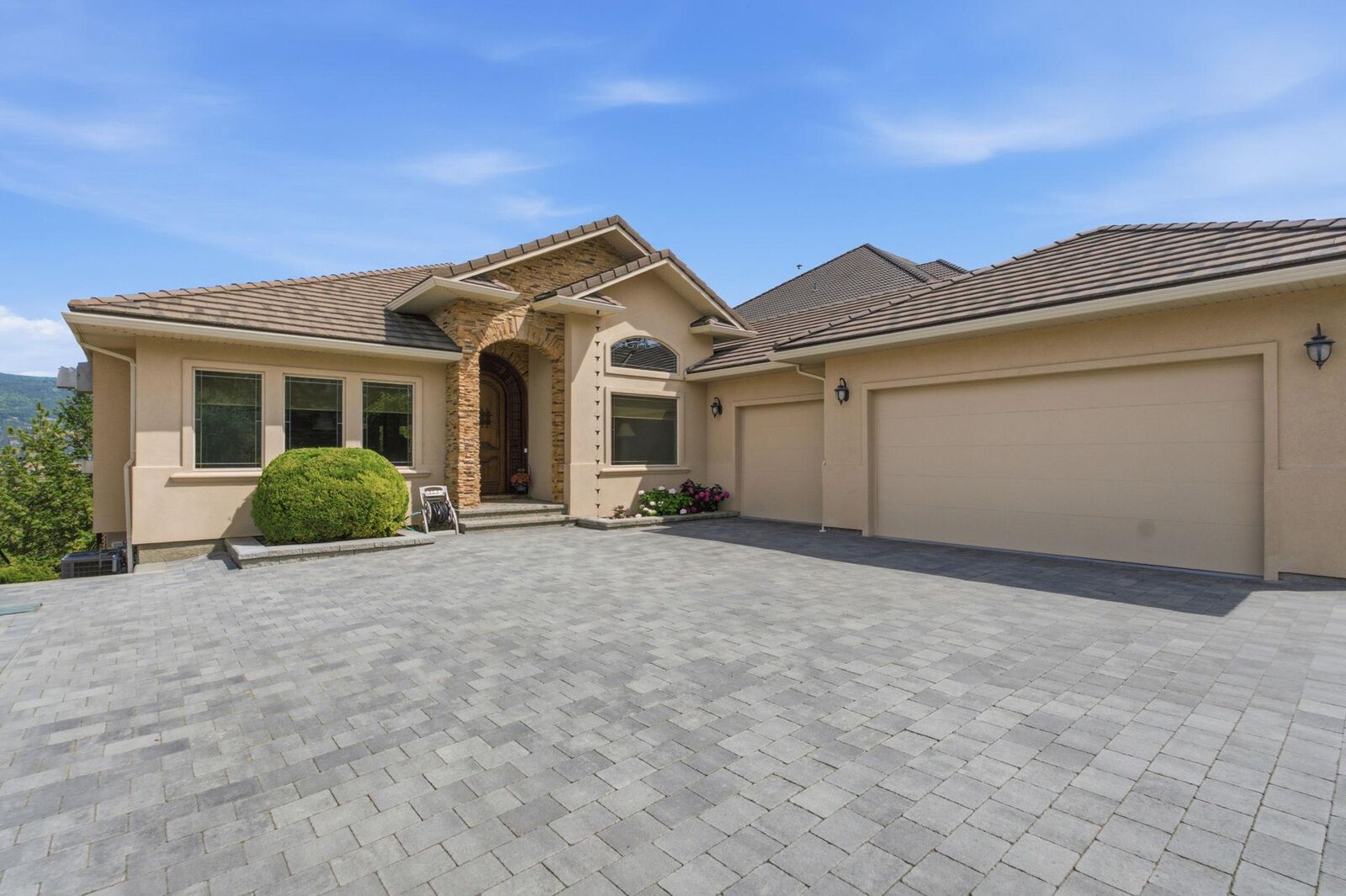Property Photo:  2109 Capistrano Drive  BC V1V 2N1 