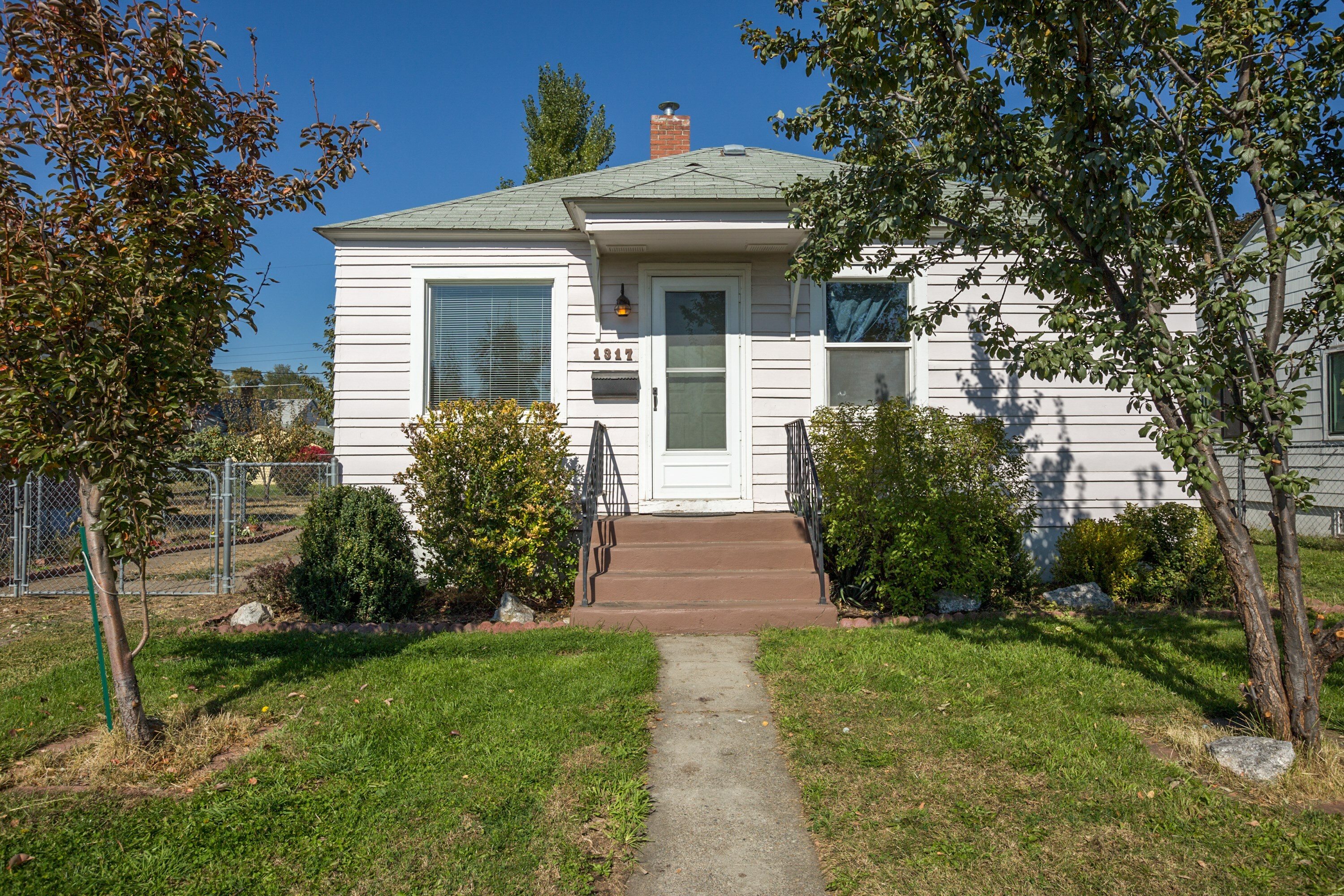 Property Photo:  1317 E Courtland Ave  WA 99207 