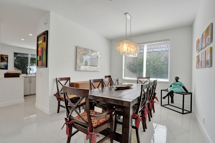 Property Photo: 1216 Chinaberry Dr FL 33327