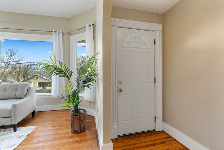 Property Photo: 801 Cascade Ave OR 97031