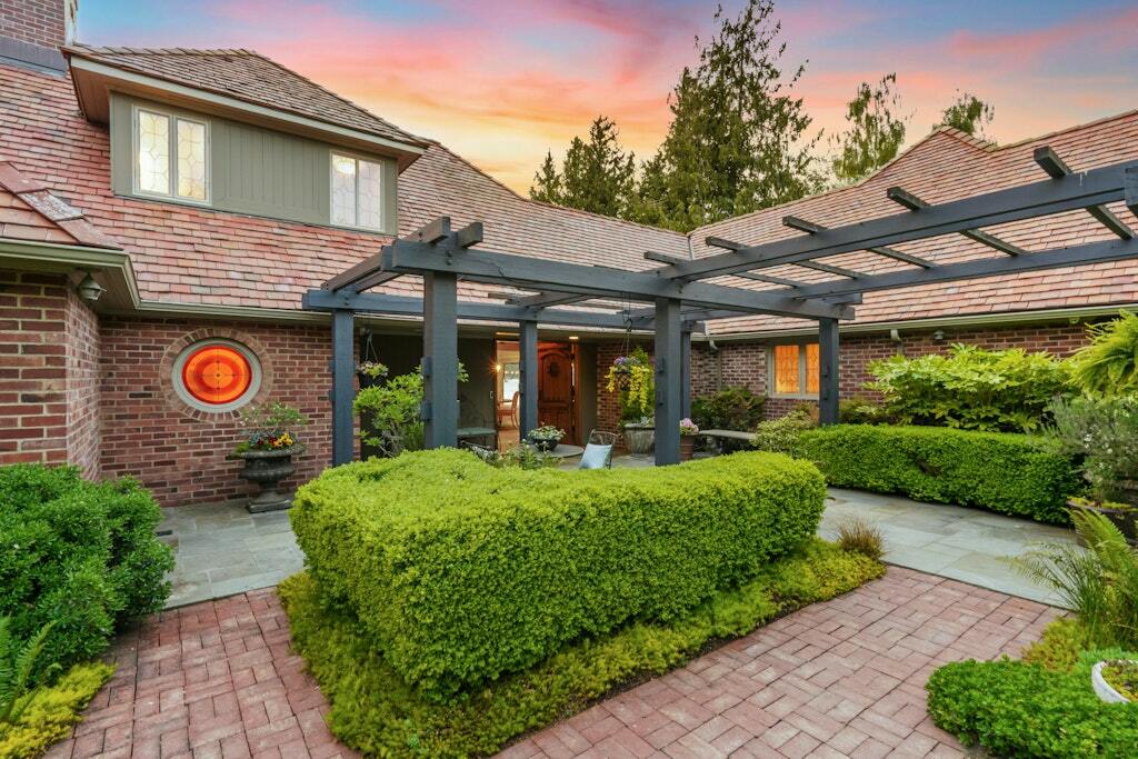Property Photo: 24635 8th Avenue S WA 98198