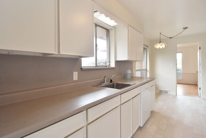 Property Photo: Kitchen & breakfast area 2001 35th Ave W  WA 98199 