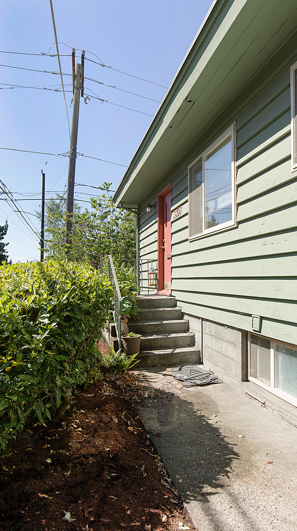 Property Photo: Front Entry 1512 N 38th St  WA 98103 