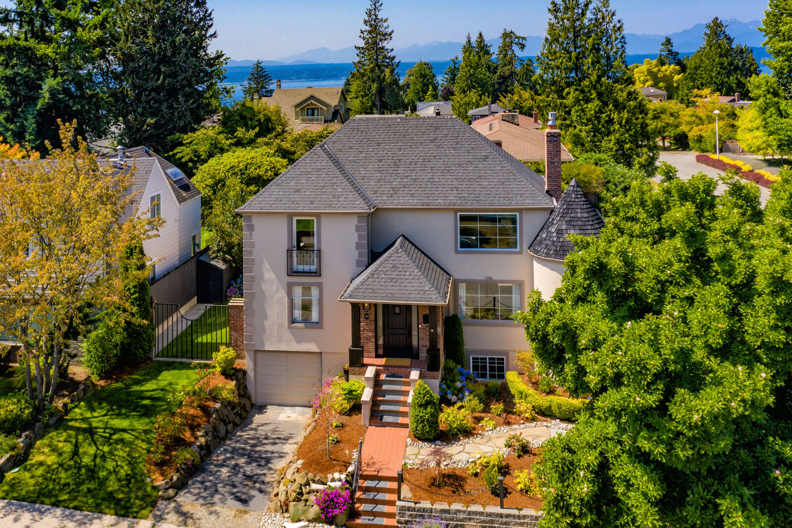 Property Photo: 3255 W Viewmont Way W WA 98199