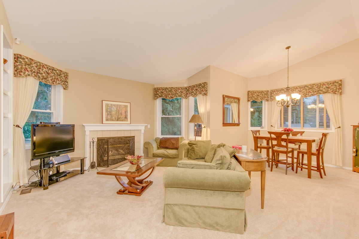Property Photo: Living room 17407 NE 138th St WA 98052