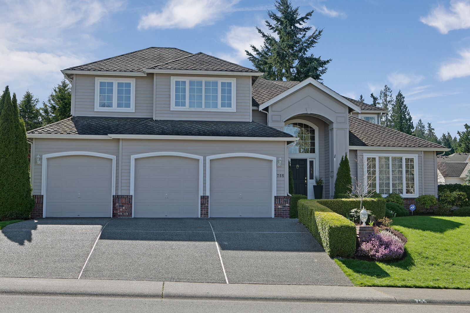 Property Photo: 755 NW Datewood Dr WA 98027