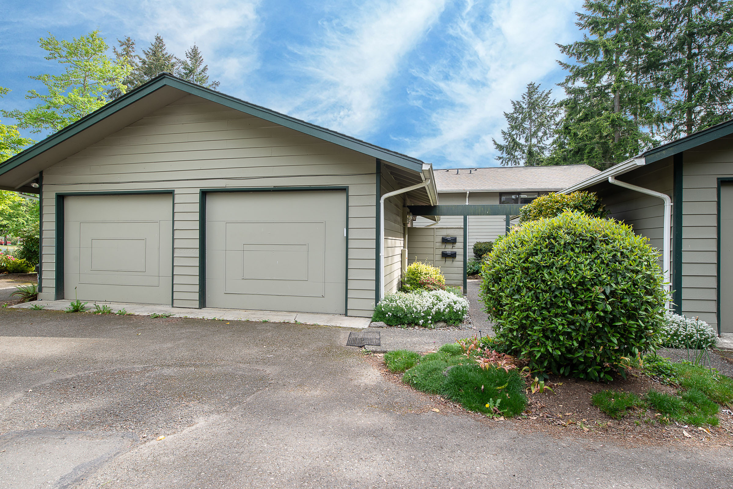 Property Photo:  1039 Ihland Place NE  WA 98110 