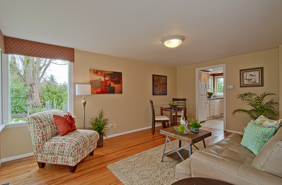 Property Photo: Living room 6407 Lake Washington Blvd SE  WA 98056 