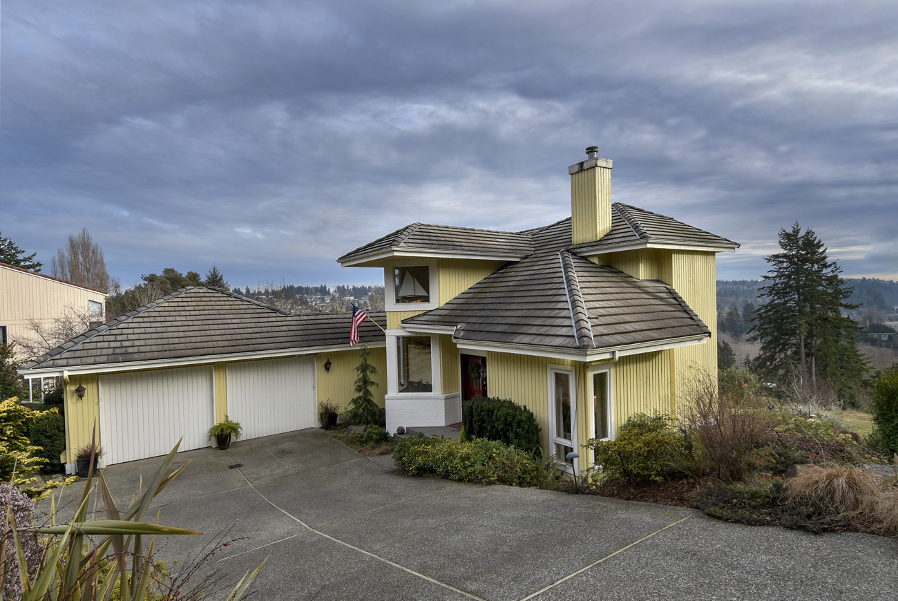 Property Photo: Front Exterior & Drive 17310 Sylvester Rd SW  WA 98166 