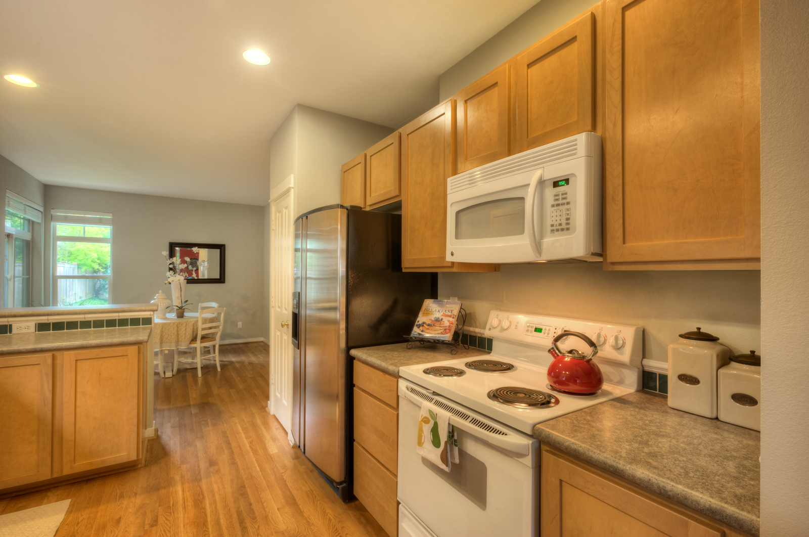 Property Photo: Kitchen with breakfast room 15728 NE 95th Wy 48  WA 98052 