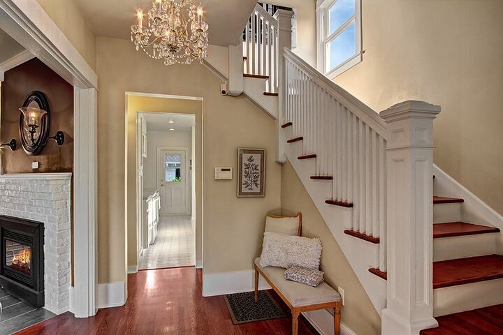 Property Photo: Foyer 2305 N 44th St  WA 98103 