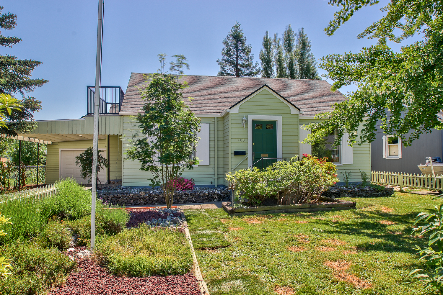 Property Photo: 1400 E Berniece St WA 98274