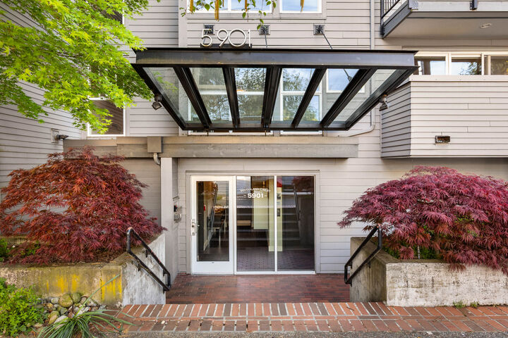 Property Photo:  5901  Phinney Avenue N 302  WA 98103 