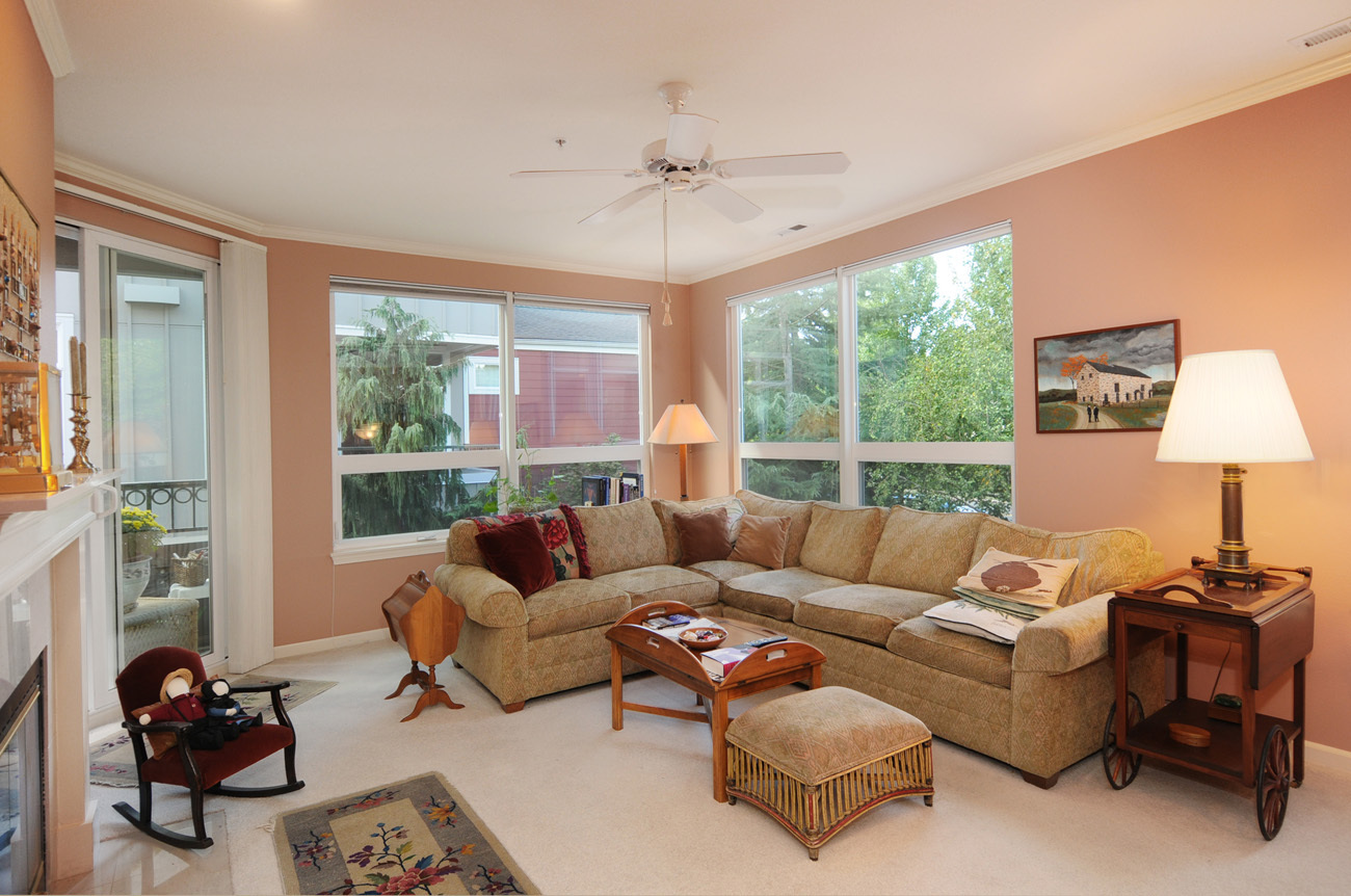 Property Photo: Living room 615 6th St 206  WA 98033 