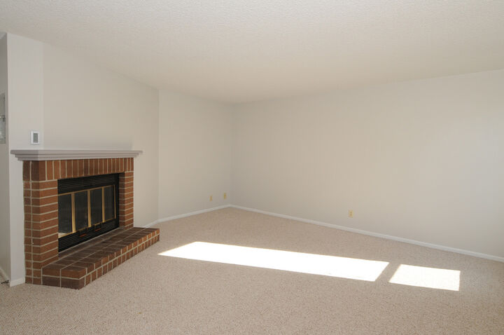 Property Photo: Living & dining room 1515 E Union St 304  WA 98122 