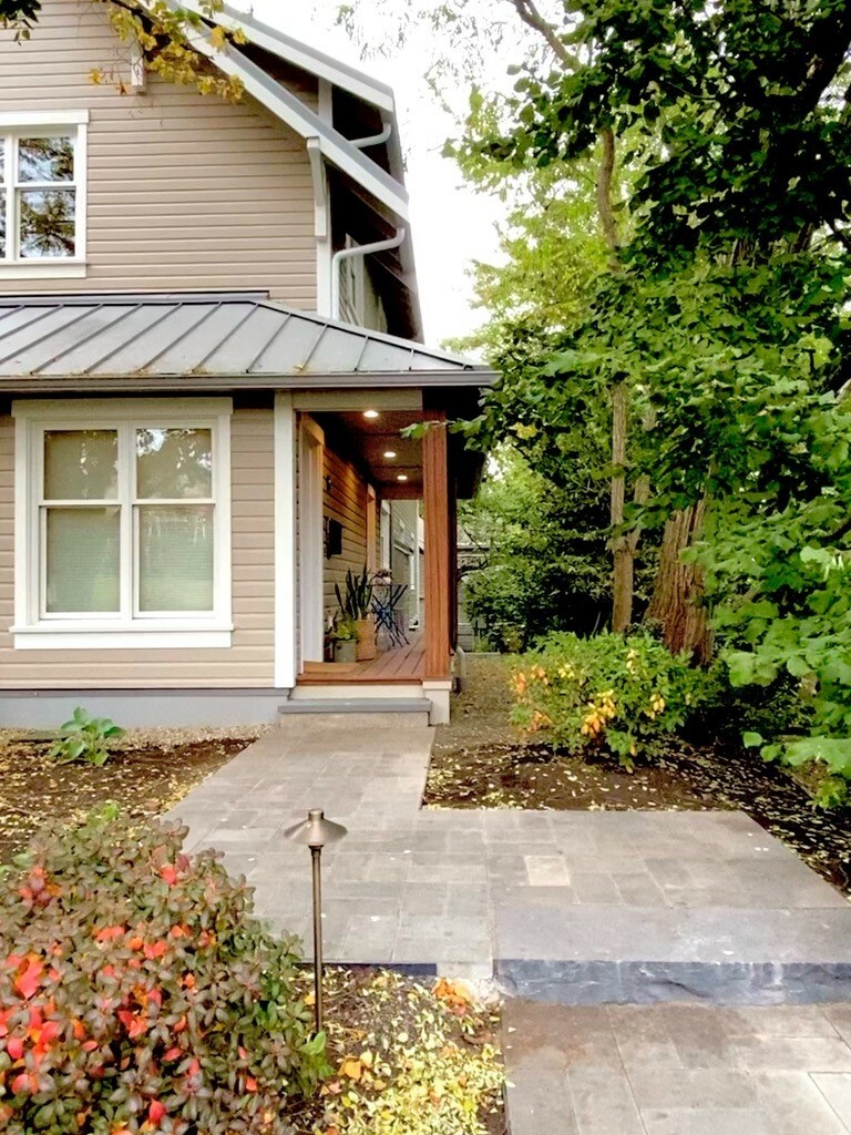 Property Photo:  176 Ericksen Avenue NE 2  WA 98110 