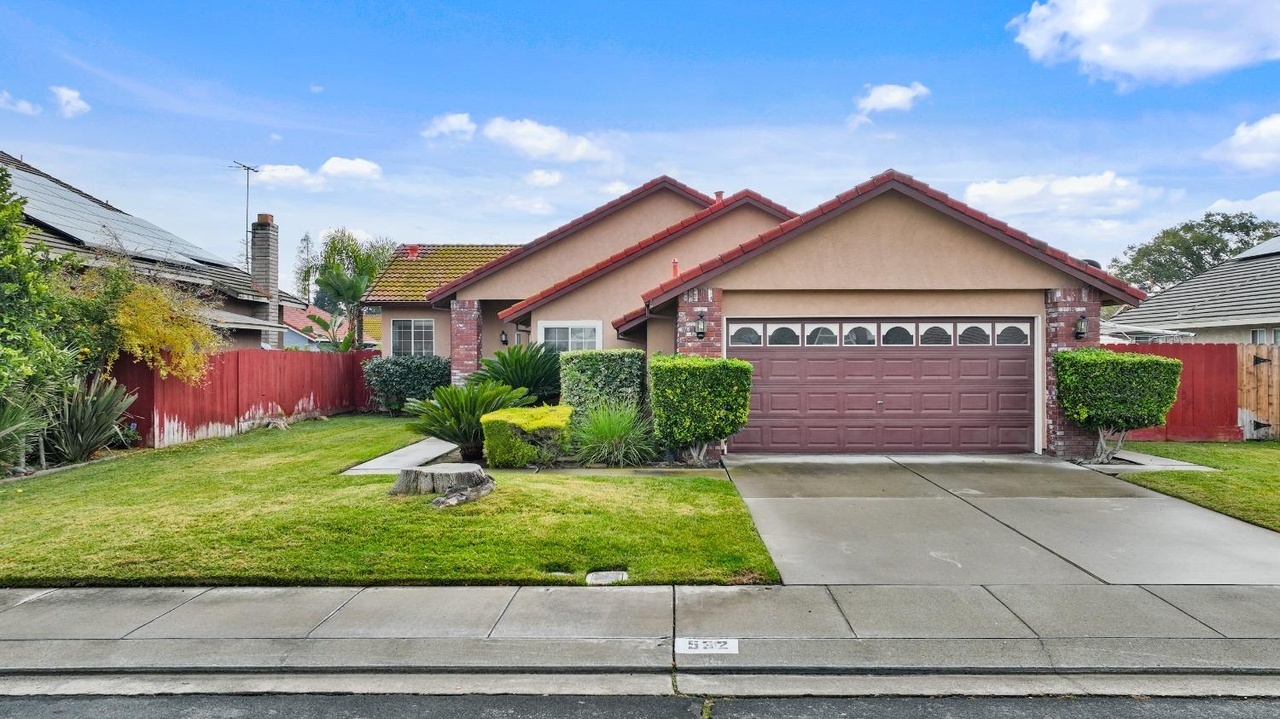 Property Photo:  532 Chablis Way,  CA 95337 