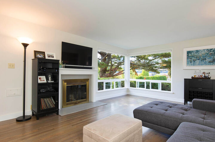 Property Photo: Living Room 3124 W Raye St  WA 98199