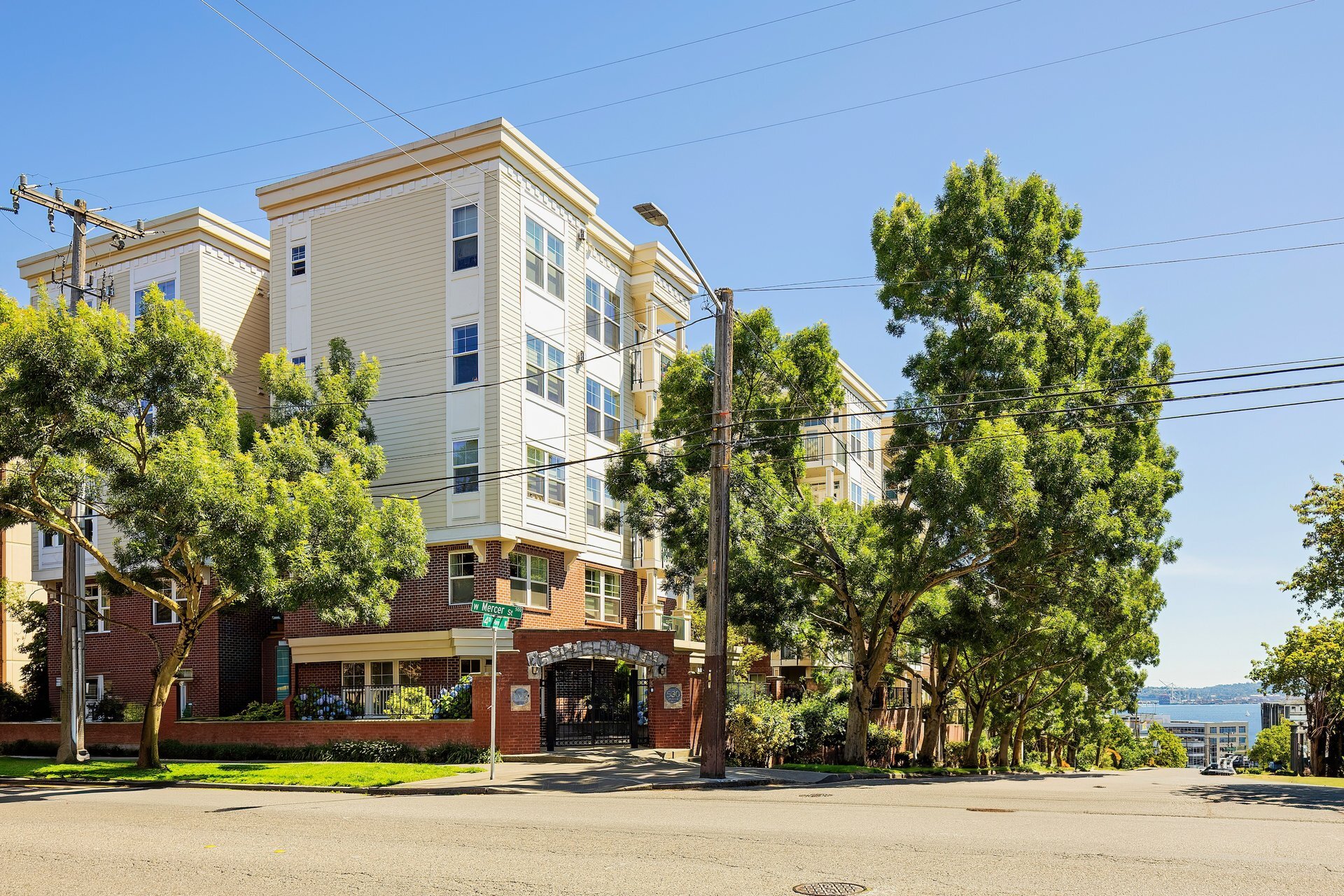 Property Photo:  530  4th Avenue W 405  WA 98119 