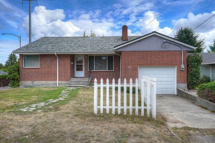 Property Photo:  1917 N Ferdinand St  WA 98406 