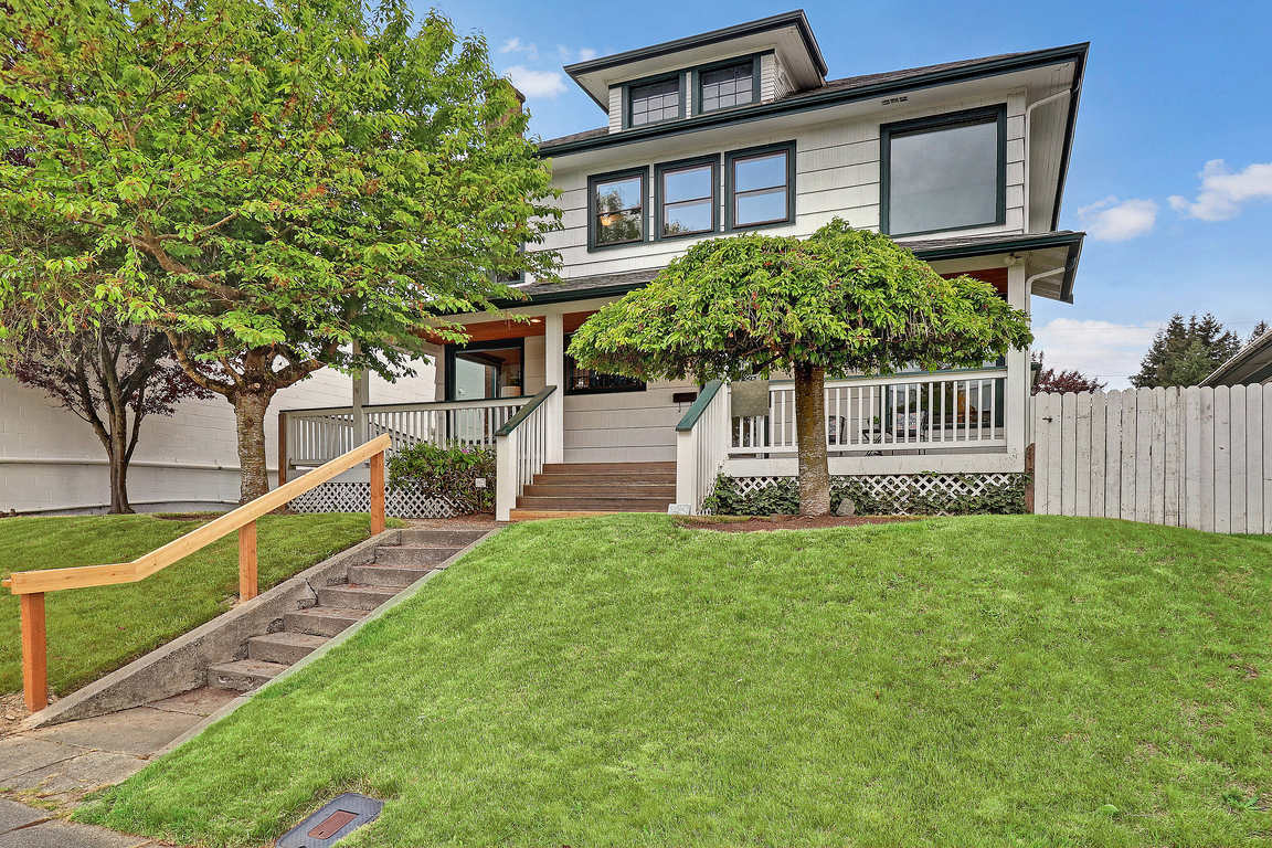 Property Photo:  4024 Hoyt Ave  WA 98201 